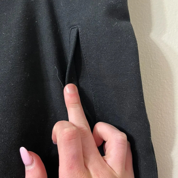 Chicos Womens Black Pants Sz 10 / 1.5 Short Stretch Slash Pockets Pull On - Picture 5 of 8